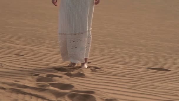 Une Jeune Femme Robe Blanche Marche Pieds Nus Sur Sable — Video