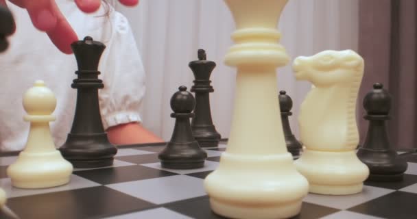 Kız Satranç Oynuyor Satranç Figürleri Aşırı Yakın Plan Satranç Tahtası — Stok video
