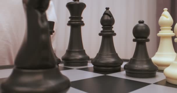Holka Hraje Šachy Šachy Jsou Extrémně Detailní Natočeno Úrovni Šachovnice — Stock video