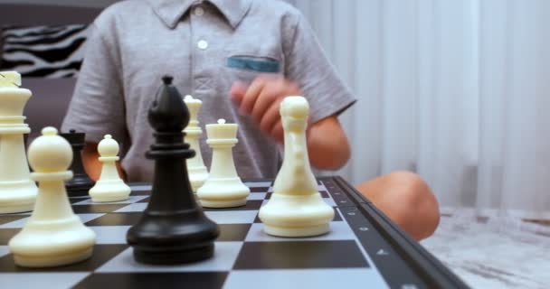Junge Mit Grauem Shirt Macht Schachzug Nahaufnahme Gefilmt Auf Der — Stockvideo