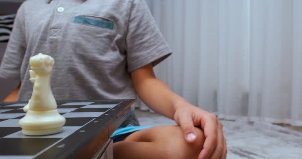 Chłopak Szarej Koszulce Zmienia Szachy Zbliżenie Nakręcony Poziomie Szachownicy Cam — Wideo stockowe