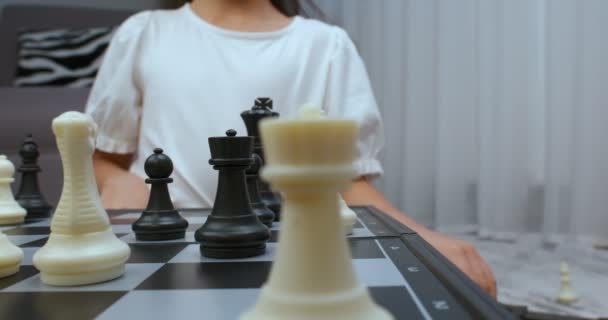 Дівчинка Білій Вершині Робить Шаховий Хід Прикриття Зйомки Проходили Рівні — стокове відео