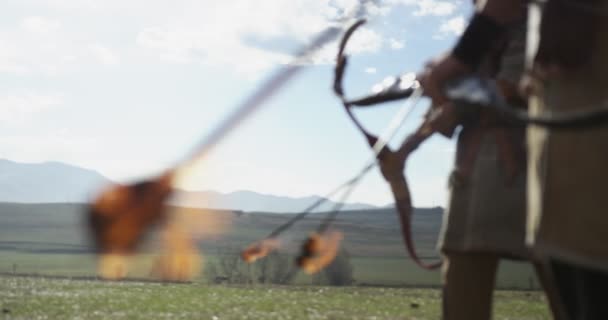 Mongolscy Wojownicy Starożytnych Strojach Trzymają Łuki Płonącymi Strzałami Zwolnij Zamknięciem — Wideo stockowe