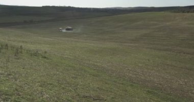 Bir atlı bozkırdan geçerek ayakta duran bir yurda doğru dörtnala gidiyor. Yavaş çekim