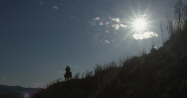 Rider Ancient Clothing Galloping Cliff Backdrop Sun Slow Motion — Stock Video