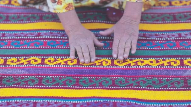 アジアの模様の古代の技術を使って手作りのカーペットを撫でる老婦人の手 — ストック動画