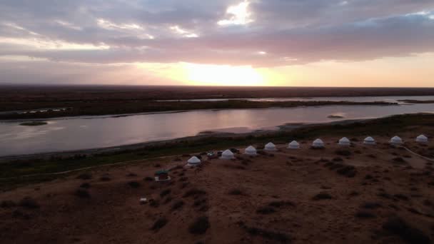 Vuelo Con Drones Sobre Yurtas Orilla Del Lago Aydarkul Soleado — Vídeo de stock