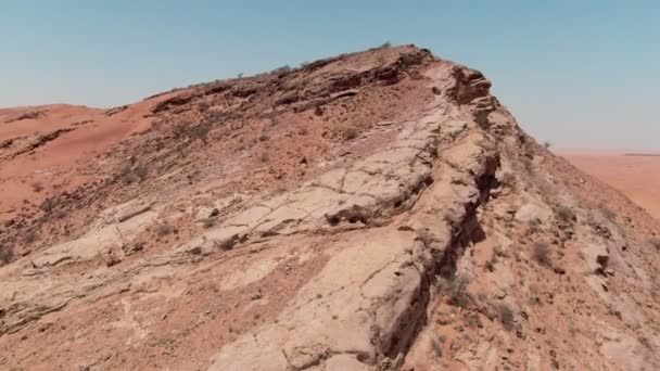 无人机在以高山为背景的沙漠沙丘上空飞行 — 图库视频影像