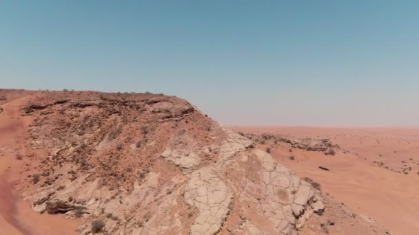 Drone Πτήση Πάνω Από Την Έρημο Αμμόλοφους Βουνά Στο Παρασκήνιο — Αρχείο Βίντεο
