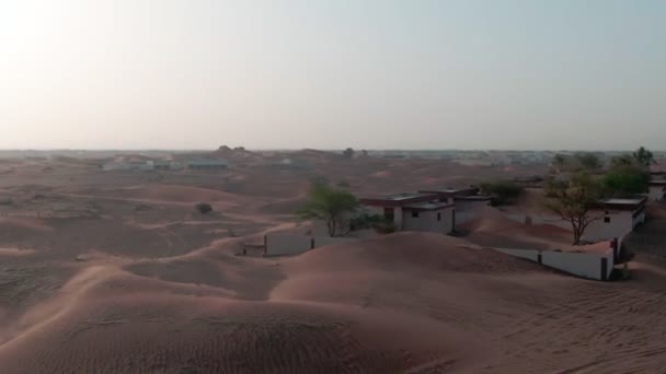 无人驾驶飞机飞越沙漠中被沙子覆盖的阿拉伯人的房屋 慢动作 — 图库视频影像