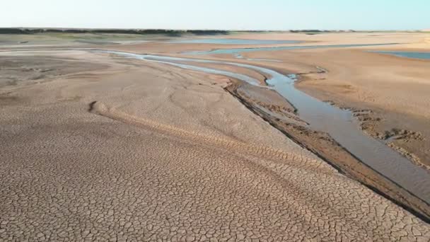 Pesawat Drone Terbang Atas Playa Tipe Kering Dan Danau Antara — Stok Video