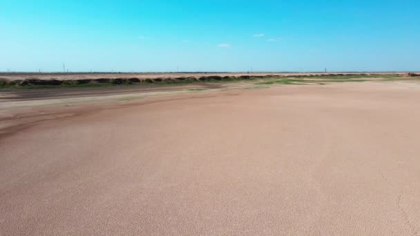 無人機は砂漠と草原の間で乾燥型の遊び場を飛び越えています — ストック動画