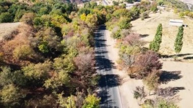 Güneşli bir öğleden sonra İHA 'lı bir dağ yolu