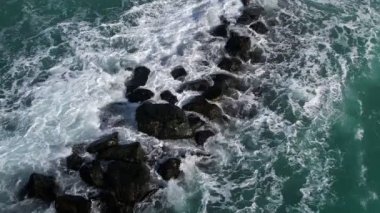 Güneşli bir yaz gününde denizin kumlu sahilinde bir dalga dalgası dalgalanır. Bir İHA 'yı vurmak.