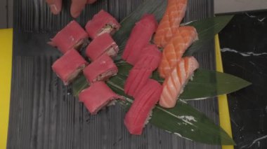 Somon, pirinç ve wasabi ile suşi yapıyorum. Şefin elleri yakın çekim.
