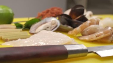 Yumuşakçalar, istiridyeler, Japon mutfağı kıvrımları sarı bir kesim tahtasının üzerinde yatıyor.