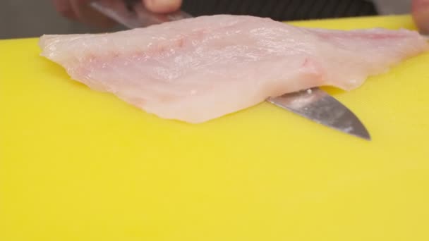 Кухар Розрізає Рибу Шматки Жовтій Дошці Ножем Шеф Кухарів Крупним — стокове відео