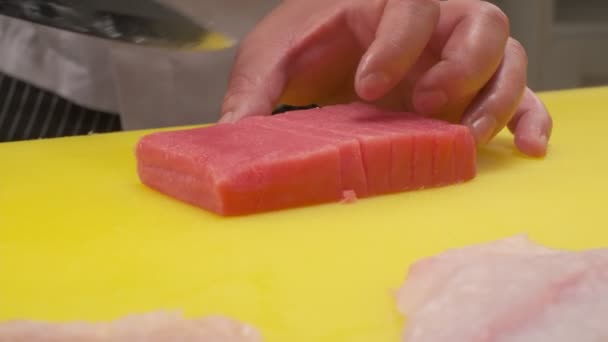 Chef Snijdt Rode Vis Plakjes Een Geel Bord Met Een — Stockvideo