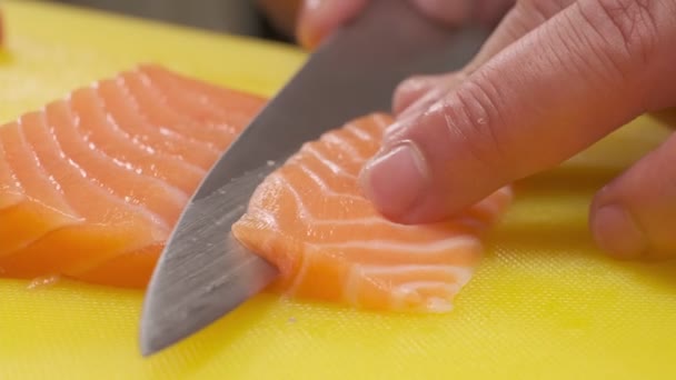 Шеф Кухар Розрізає Червону Рибу Скибочки Жовтій Дошці Кухарським Ножем — стокове відео