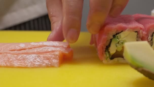 寿司を作る 手に鮭のピース — ストック動画