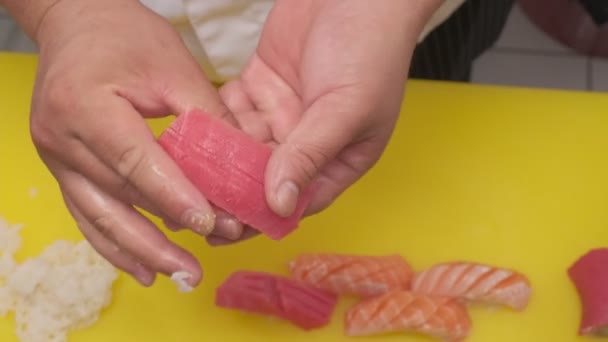 Dělám Sushi Lososem Rýží Wasabi Velitelé Ruce Detailní — Stock video