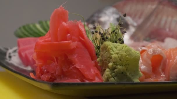 Zeitlupe Nahaufnahme Eines Gerichts Mit Fertig Zubereitetem Roten Fisch Gurken — Stockvideo
