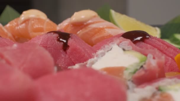調理済みの赤魚 キュウリ レモンと皿のスローモーションのクローズアップ — ストック動画