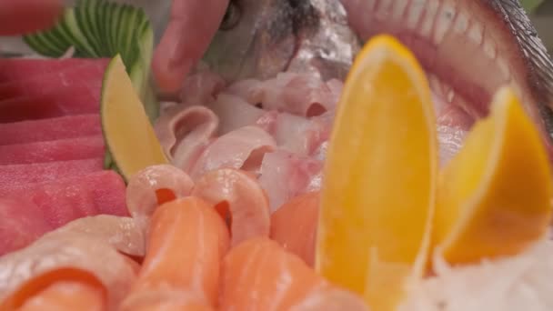 Daikon Limon Dilimleri Yapraklar Kafayla Kesilmiş Balık Siyah Kare Tabakta — Stok video