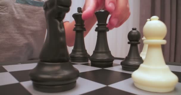 Çocuk Satranç Oynuyor Satranç Figürleri Aşırı Yakın Plan Satranç Tahtası — Stok video