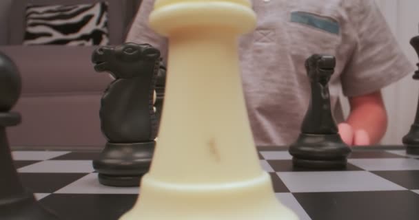 Αγόρι Παίζει Σκάκι Σκακιστικές Μορφές Ακραία Closeup Τραβήχτηκε Στο Επίπεδο — Αρχείο Βίντεο