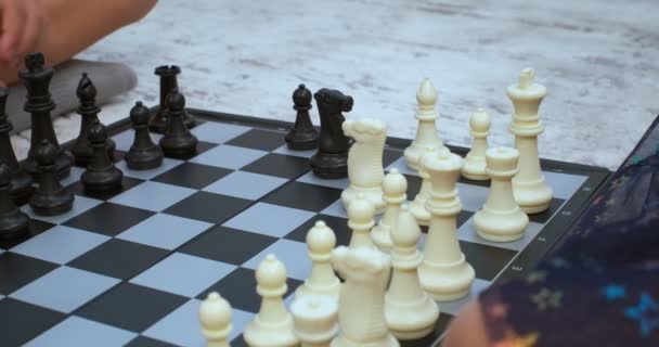 Дети Играют Шахматы Сидя Полу Доска Светлом Ковре Снято Сбоку — стоковое видео
