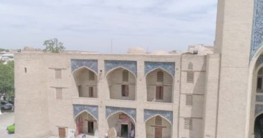 Buhara 'lı Kukeldash Madrasah, Lyab-i Hauz mimari topluluğunun bir parçası. Bulutlu bir günde cepheden insansız hava aracı tarafından filme alındı..