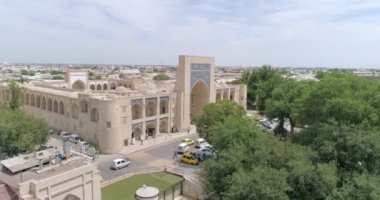 Buhara 'lı Kukeldash Madrasah, Lyab-i Hauz mimari topluluğunun bir parçası. Bulutlu bir günde cepheden insansız hava aracı tarafından filme alındı..