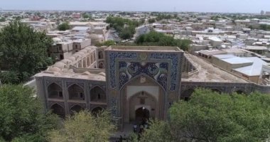 Lyab-i Hauz mimari topluluğundan Nadir Divan-Beghi Madrassah, Buhara bulutlu bir günde İHA kamerasıyla yukarıdan çekim yaptı. Arkasında eski şehir manzarası var.