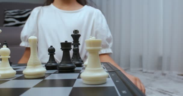 Девушка Белом Топе Играет Шахматы Крупный План Снято Уровне Шахматной — стоковое видео