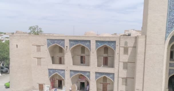布哈拉的Kukeldash Madrasah是Lyab Hauz建筑组合的一部分 在阴天被无人机从前线拍下来 — 图库视频影像