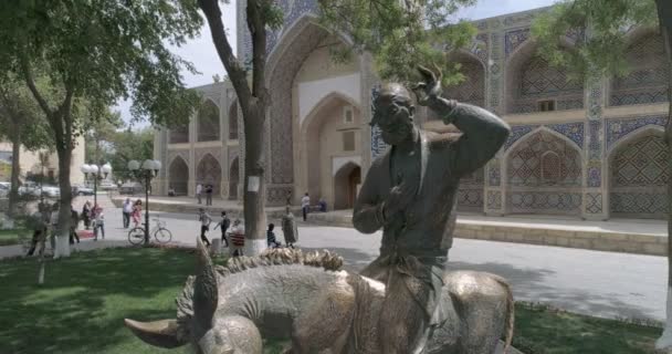Patung Nasruddin Effendi Dari Ansambel Arsitektur Lyab Hauz Bukhara Difilmkan — Stok Video