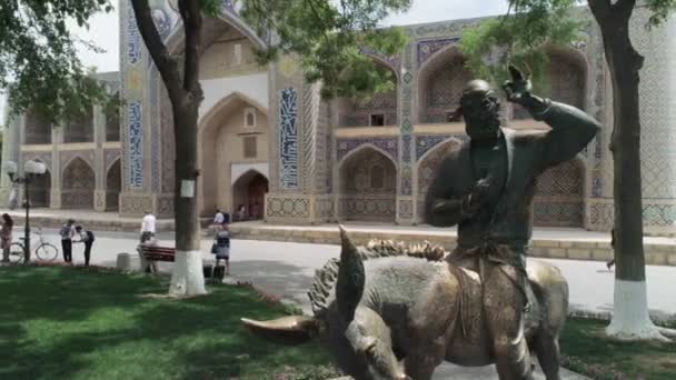 Nasruddin Effendi Statue Des Lyab Hauz Architektur Ensembles Buchara Gefilmt — Stockvideo