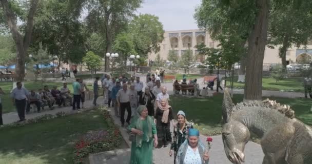 Plaza Verde Lyab Hauz Conjunto Arquitectónico Bujará Grupo Ancianos Tomando — Vídeos de Stock