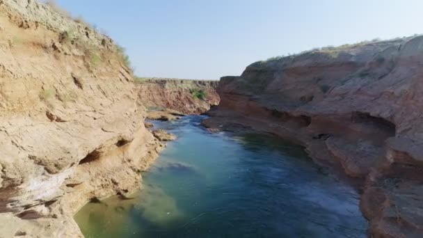 Άνθρωπος Παίρνει Νερό Από Ποτάμι Που Ρέει Στο Βραχώδες Φαράγγι — Αρχείο Βίντεο