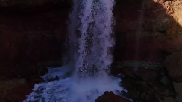 Mały Wodospad Skalistym Wąwozie Zbliżenie Nakręcone Przez Drona Widok Lotu — Wideo stockowe