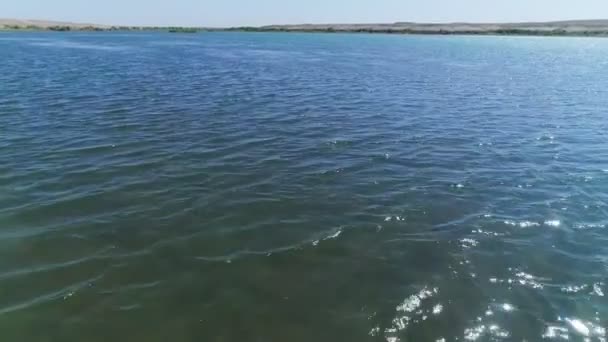 Kamera Drone Terbang Atas Perairan Danau Tengah Gurun Pandangan Udara — Stok Video