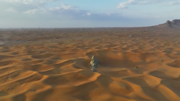 Flight Drone Lonely Ock Sandy Desert Backdrop Sunset — Video
