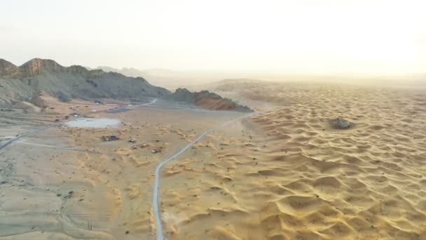 Vlucht Van Een Drone Een Rotsachtige Bergkam Tussen Zandwoestijn Tegen — Stockvideo