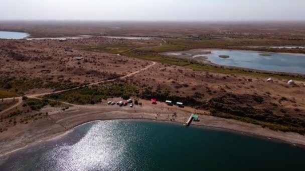 Vuelo Avión Tripulado Sobre Una Aldea Cabaña Orilla Del Lago — Vídeo de stock