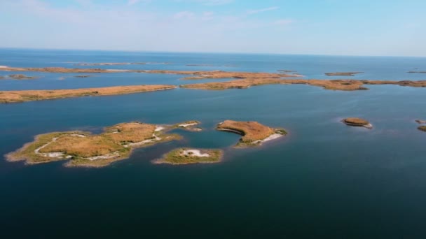 Let Dronem Nad Jezerem Slunečného Letního Dne Zpomalený Pohyb — Stock video