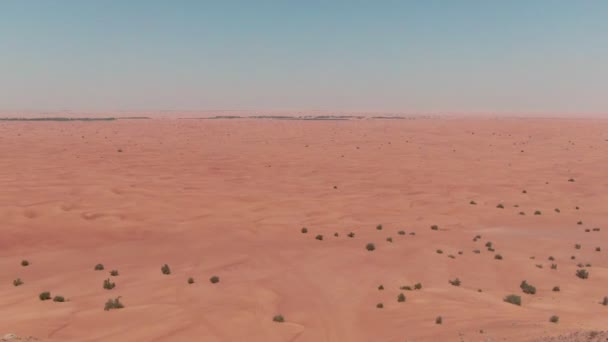 Drone Πτήση Πάνω Από Την Έρημο Αμμόλοφους Βουνά Στο Παρασκήνιο — Αρχείο Βίντεο