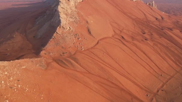 Беспилотник Летит Над Песчаными Дюнами Пустыни Горами Заднем Плане — стоковое видео