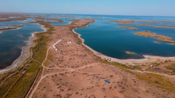 Pesawat Drone Terbang Atas Tenda Tepi Danau Aydarkul Pada Hari — Stok Video