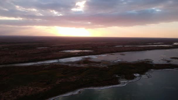 Lot Dronem Nad Jurtami Nad Brzegiem Jeziora Aydarkul Słoneczny Letni — Wideo stockowe